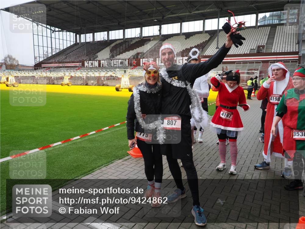 07.12.2025 - St. Pauli X-Mass-Run No. 15 Fabian Wolf http://msf.ph/oto/9424862 07.12.2025 12:09:35 Ziel 4313, 4315 meine-sportfotos.de