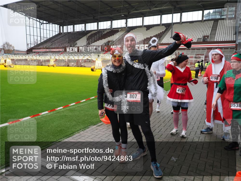 07.12.2025 - St. Pauli X-Mass-Run No. 15 Fabian Wolf http://msf.ph/oto/9424863 07.12.2025 12:09:35 Ziel 4313, 4315 meine-sportfotos.de