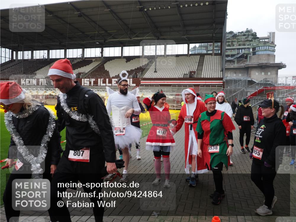 07.12.2025 - St. Pauli X-Mass-Run No. 15 Fabian Wolf http://msf.ph/oto/9424864 07.12.2025 12:09:36 Ziel 4313, 4315 meine-sportfotos.de