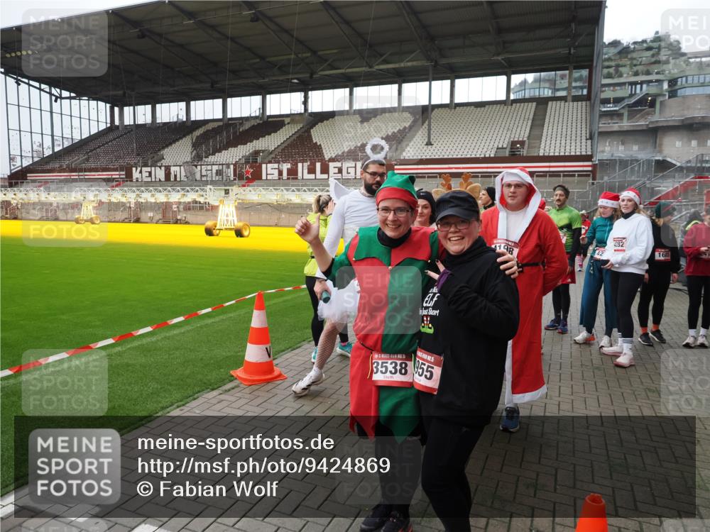 07.12.2025 - St. Pauli X-Mass-Run No. 15 Fabian Wolf http://msf.ph/oto/9424869 07.12.2025 12:09:39 Ziel 1494, 4313, 4315 meine-sportfotos.de