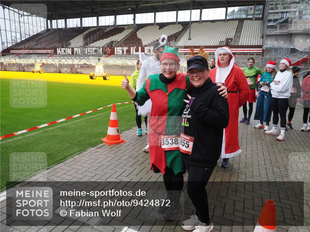 07.12.2025 - St. Pauli X-Mass-Run No. 15 Fabian Wolf http://msf.ph/oto/9424872 07.12.2025 12:09:40 Ziel 1494, 4313, 4315 meine-sportfotos.de