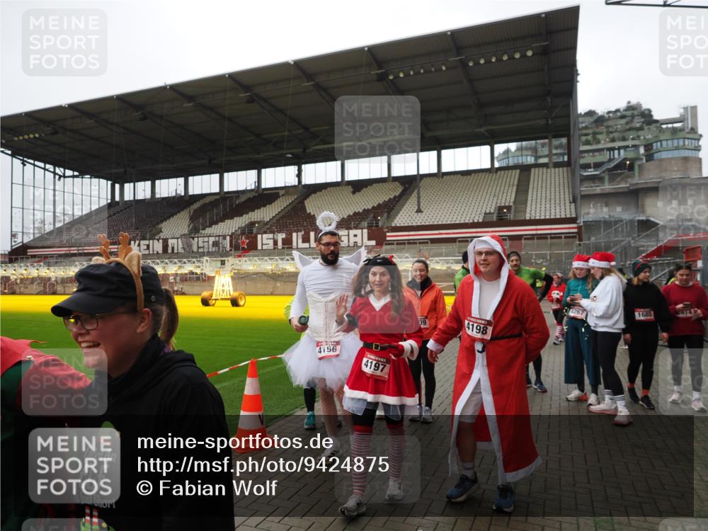 07.12.2025 - St. Pauli X-Mass-Run No. 15 Fabian Wolf http://msf.ph/oto/9424875 07.12.2025 12:09:42 Ziel 830, 1494, 4313, 4315 meine-sportfotos.de