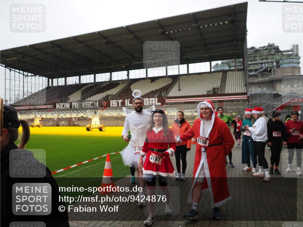 07.12.2025 - St. Pauli X-Mass-Run No. 15 Fabian Wolf http://msf.ph/oto/9424876 07.12.2025 12:09:42 Ziel 830, 1494, 4313, 4315 meine-sportfotos.de