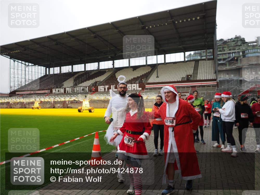 07.12.2025 - St. Pauli X-Mass-Run No. 15 Fabian Wolf http://msf.ph/oto/9424878 07.12.2025 12:09:42 Ziel 830, 1494, 4313, 4315 meine-sportfotos.de
