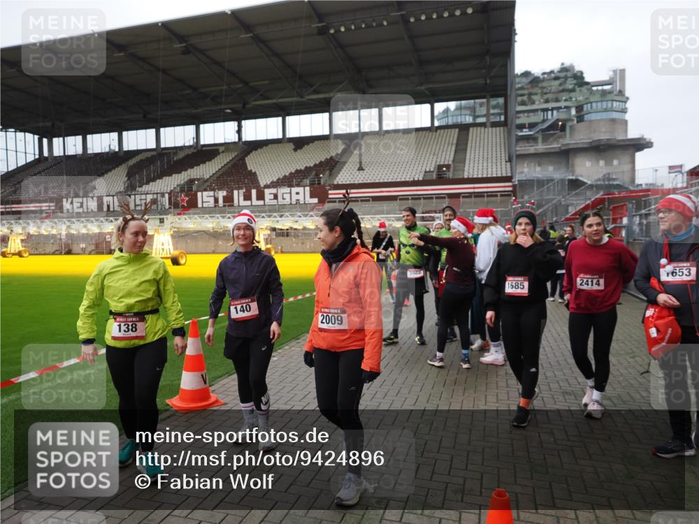 07.12.2025 - St. Pauli X-Mass-Run No. 15 Fabian Wolf http://msf.ph/oto/9424896 07.12.2025 12:09:49 Ziel 830, 835, 1494, 3744, 3746 meine-sportfotos.de