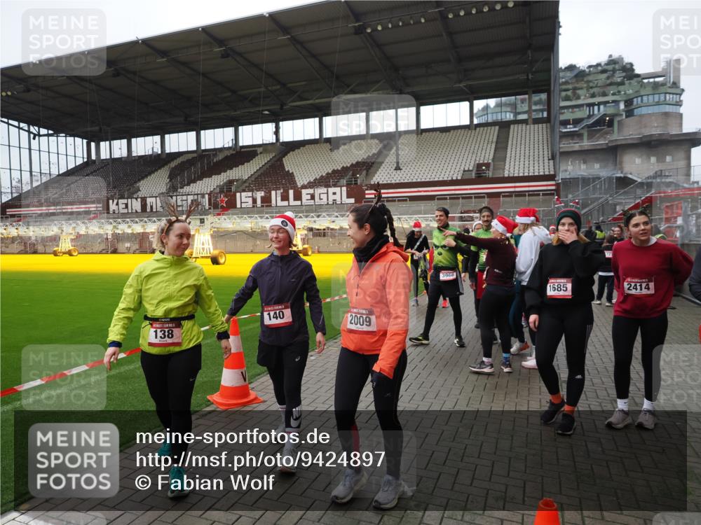 07.12.2025 - St. Pauli X-Mass-Run No. 15 Fabian Wolf http://msf.ph/oto/9424897 07.12.2025 12:09:50 Ziel 830, 835, 1494, 3744, 3746 meine-sportfotos.de