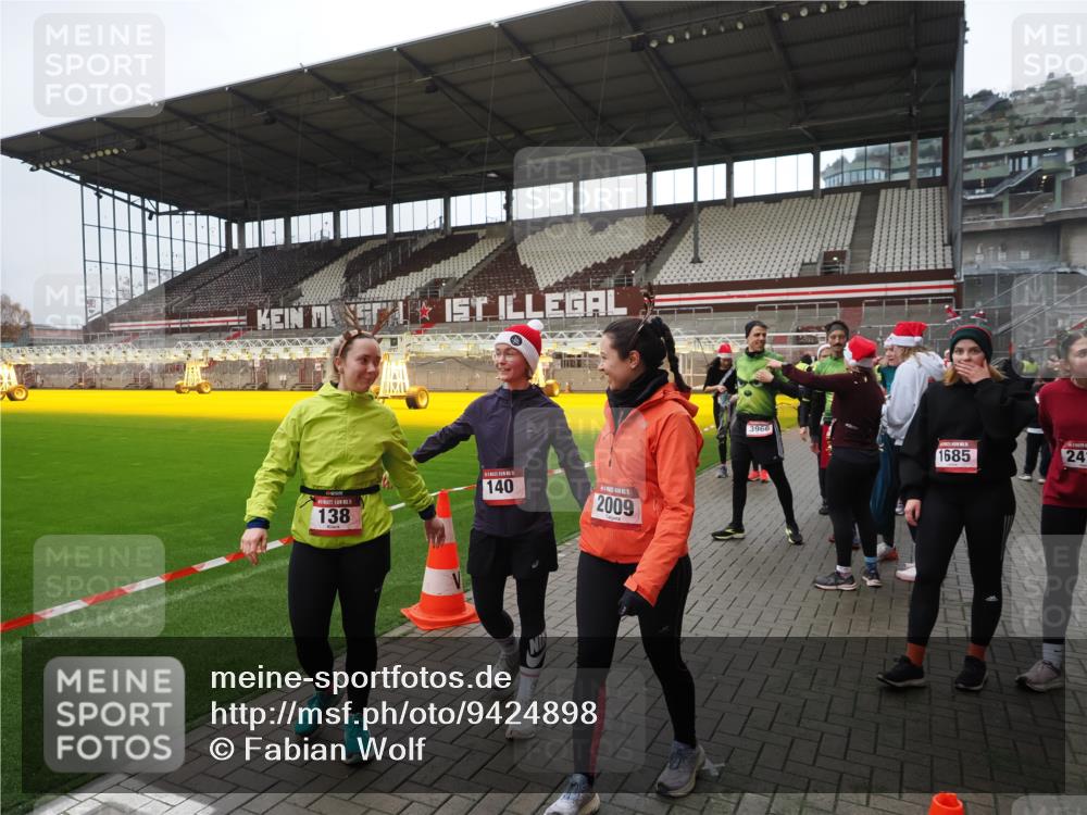 07.12.2025 - St. Pauli X-Mass-Run No. 15 Fabian Wolf http://msf.ph/oto/9424898 07.12.2025 12:09:50 Ziel 830, 835, 1494, 3744, 3746 meine-sportfotos.de