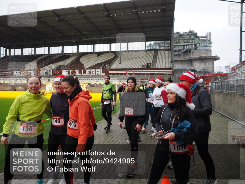 07.12.2025 - St. Pauli X-Mass-Run No. 15 Fabian Wolf http://msf.ph/oto/9424905 07.12.2025 12:09:53 Ziel 830, 835, 1494, 3462, 3744, 3746, 3760 meine-sportfotos.de