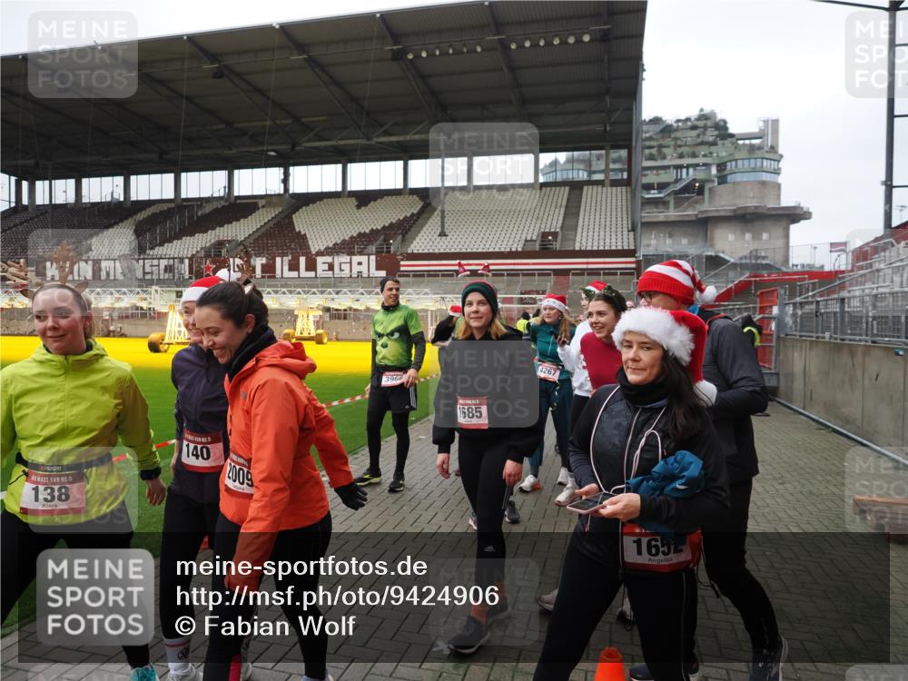 07.12.2025 - St. Pauli X-Mass-Run No. 15 Fabian Wolf http://msf.ph/oto/9424906 07.12.2025 12:09:53 Ziel 830, 835, 1494, 3462, 3744, 3746, 3760 meine-sportfotos.de