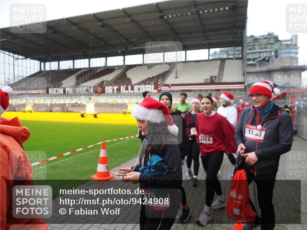 07.12.2025 - St. Pauli X-Mass-Run No. 15 Fabian Wolf http://msf.ph/oto/9424908 07.12.2025 12:09:54 Ziel 830, 835, 1494, 3462, 3744, 3746, 3760 meine-sportfotos.de