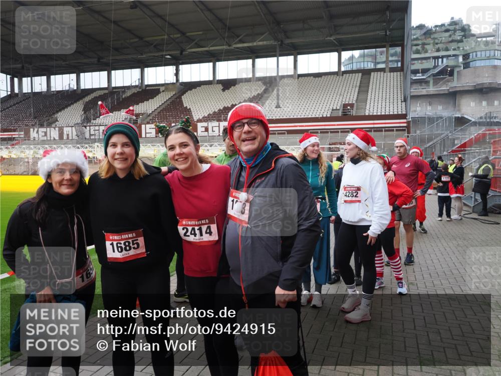 07.12.2025 - St. Pauli X-Mass-Run No. 15 Fabian Wolf http://msf.ph/oto/9424915 07.12.2025 12:09:59 Ziel 830, 835, 3462, 3744, 3746, 3760 meine-sportfotos.de