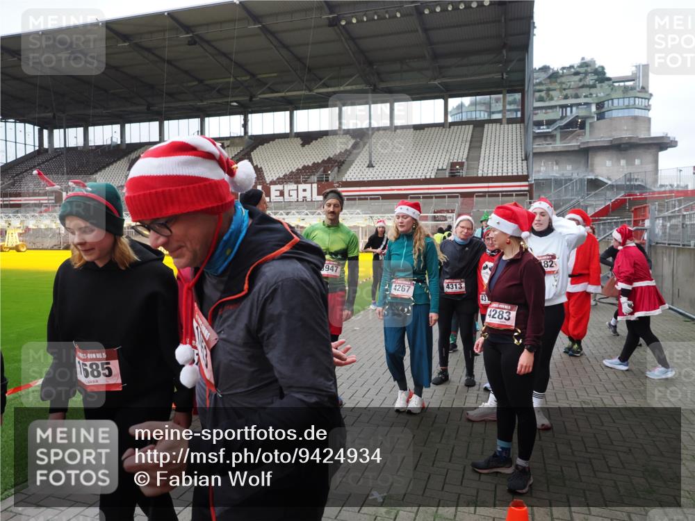 07.12.2025 - St. Pauli X-Mass-Run No. 15 Fabian Wolf http://msf.ph/oto/9424934 07.12.2025 12:10:06 Ziel 3374, 3375, 3376, 3462, 3744, 3746, 3760 meine-sportfotos.de