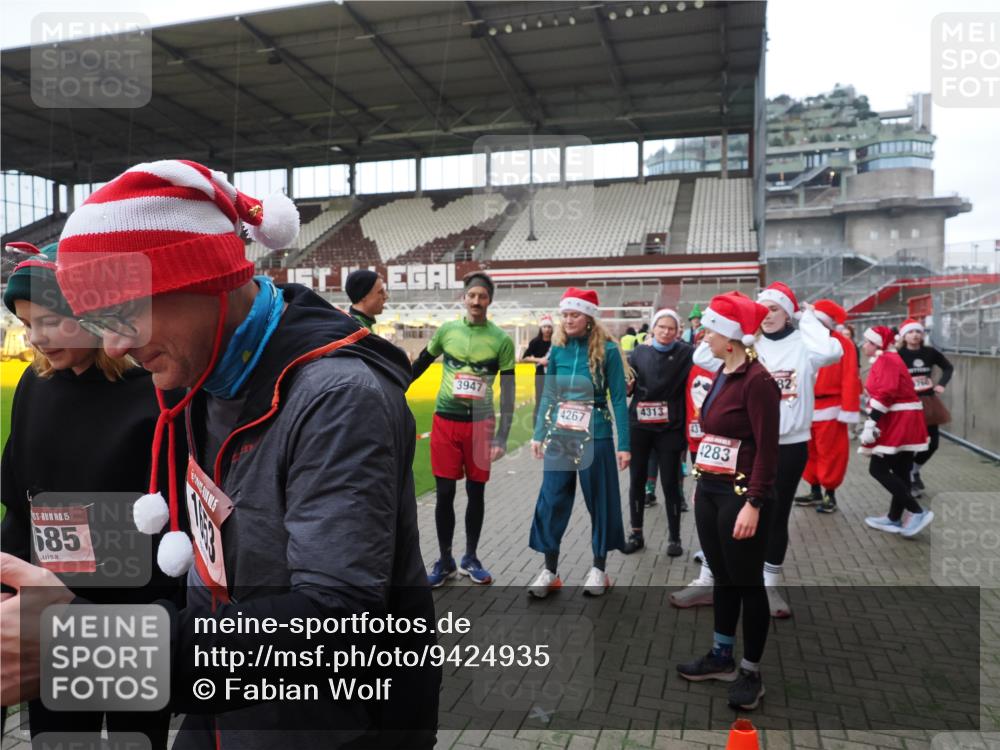 07.12.2025 - St. Pauli X-Mass-Run No. 15 Fabian Wolf http://msf.ph/oto/9424935 07.12.2025 12:10:06 Ziel 3374, 3375, 3376, 3462, 3744, 3746, 3760 meine-sportfotos.de
