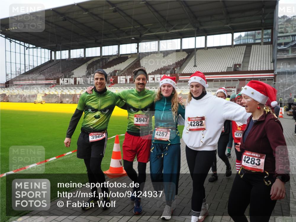07.12.2025 - St. Pauli X-Mass-Run No. 15 Fabian Wolf http://msf.ph/oto/9424937 07.12.2025 12:10:09 Ziel 3374, 3375, 3376, 3462, 3760 meine-sportfotos.de