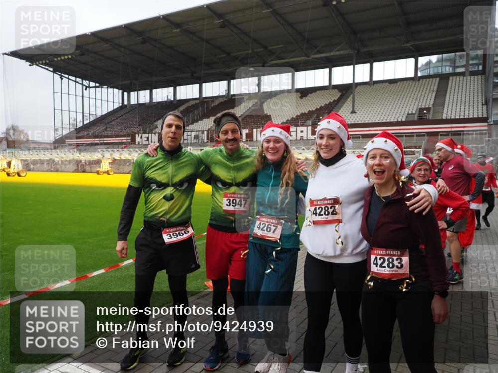 07.12.2025 - St. Pauli X-Mass-Run No. 15 Fabian Wolf http://msf.ph/oto/9424939 07.12.2025 12:10:09 Ziel 3374, 3375, 3376, 3462, 3760 meine-sportfotos.de