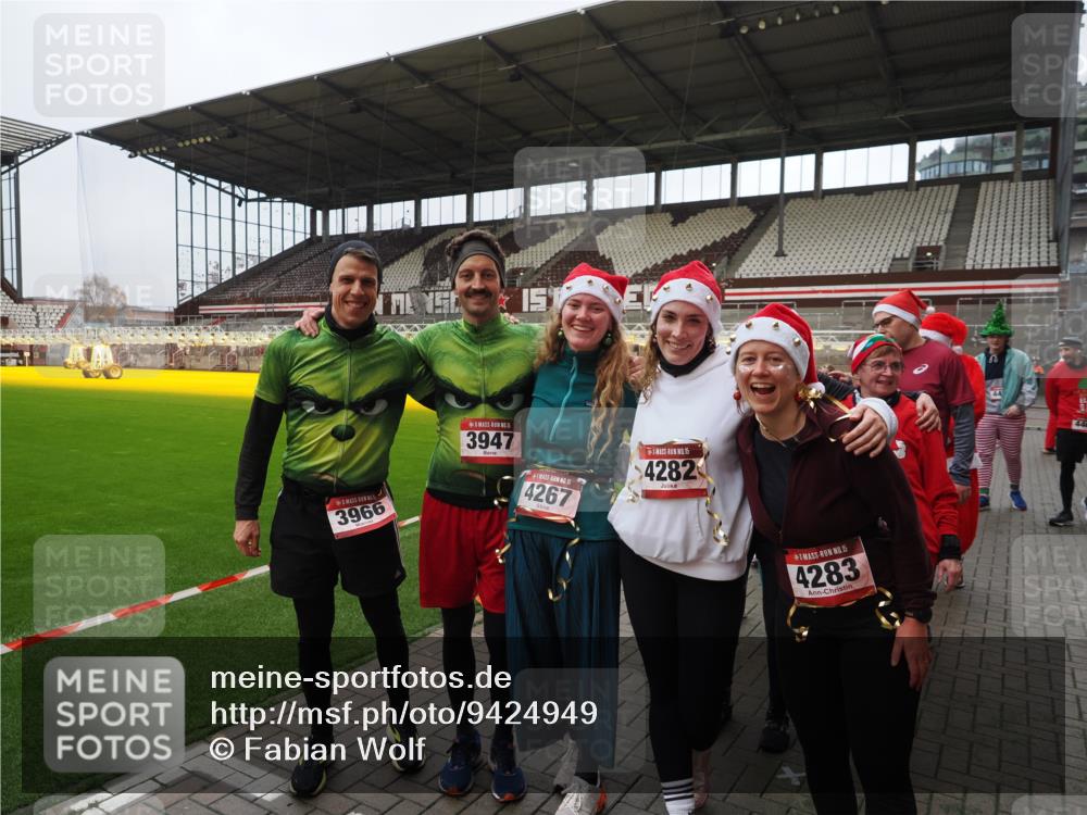 07.12.2025 - St. Pauli X-Mass-Run No. 15 Fabian Wolf http://msf.ph/oto/9424949 07.12.2025 12:10:12 Ziel 3374, 3375, 3376, 3760 meine-sportfotos.de