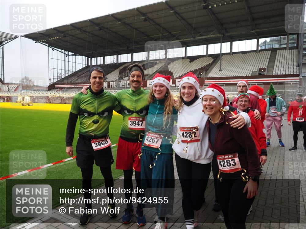 07.12.2025 - St. Pauli X-Mass-Run No. 15 Fabian Wolf http://msf.ph/oto/9424955 07.12.2025 12:10:14 Ziel 3374, 3375, 3376 meine-sportfotos.de