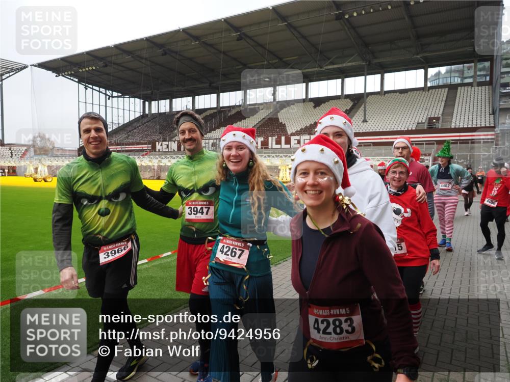 07.12.2025 - St. Pauli X-Mass-Run No. 15 Fabian Wolf http://msf.ph/oto/9424956 07.12.2025 12:10:15 Ziel 1037, 3374, 3375, 3376 meine-sportfotos.de