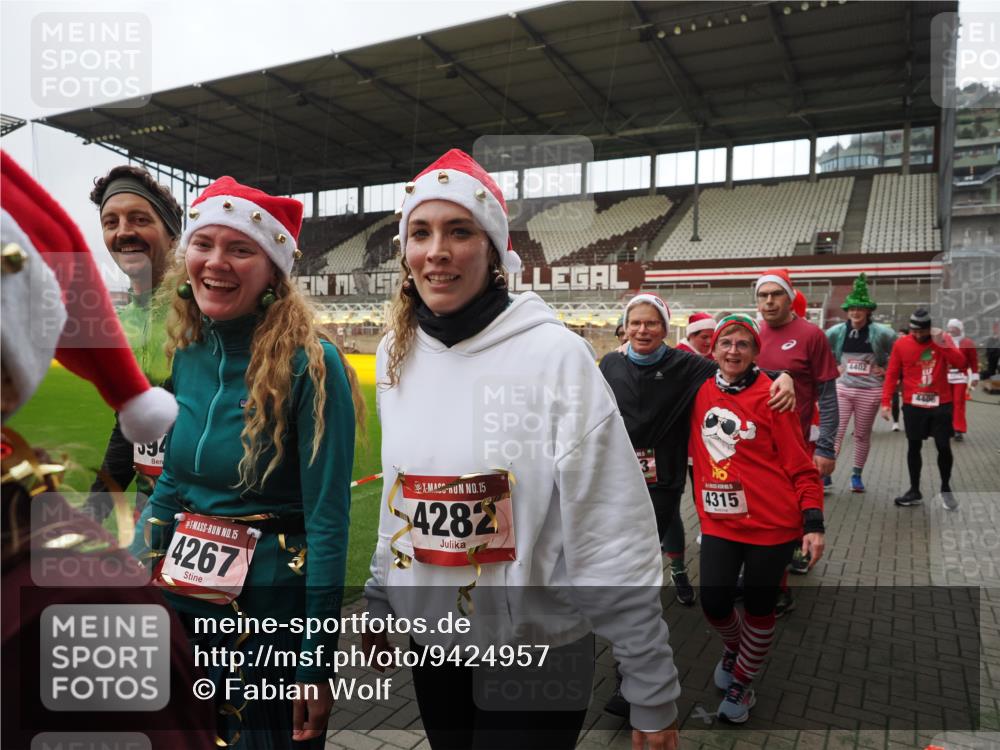 07.12.2025 - St. Pauli X-Mass-Run No. 15 Fabian Wolf http://msf.ph/oto/9424957 07.12.2025 12:10:16 Ziel 1036, 1037, 3374, 3375, 3376 meine-sportfotos.de