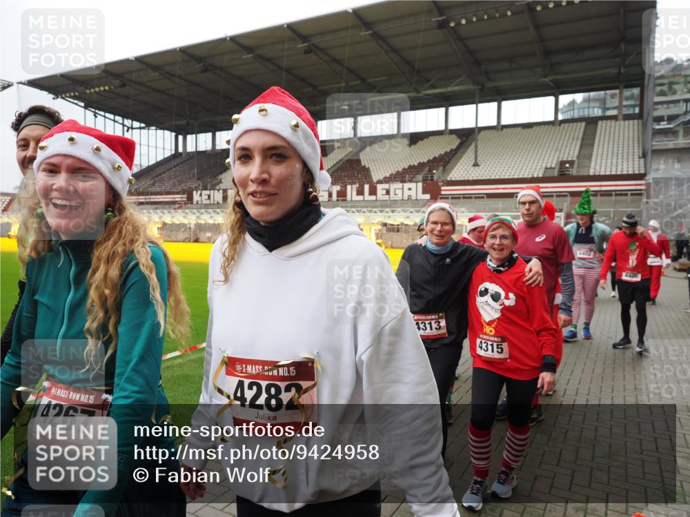 07.12.2025 - St. Pauli X-Mass-Run No. 15 Fabian Wolf http://msf.ph/oto/9424958 07.12.2025 12:10:16 Ziel 1036, 1037, 3374, 3375, 3376 meine-sportfotos.de