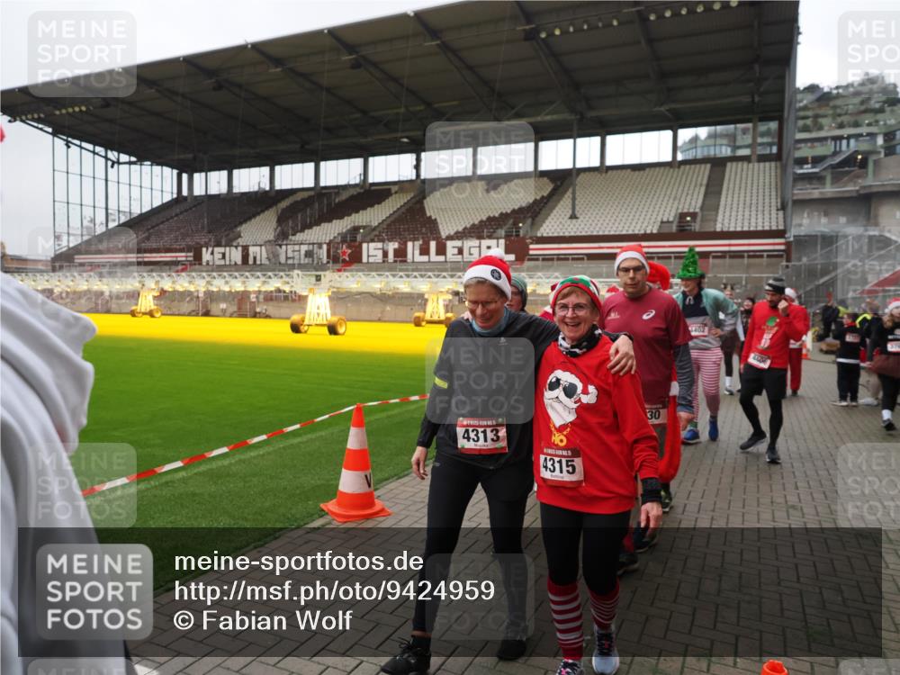 07.12.2025 - St. Pauli X-Mass-Run No. 15 Fabian Wolf http://msf.ph/oto/9424959 07.12.2025 12:10:16 Ziel 1036, 1037, 3374, 3375, 3376 meine-sportfotos.de