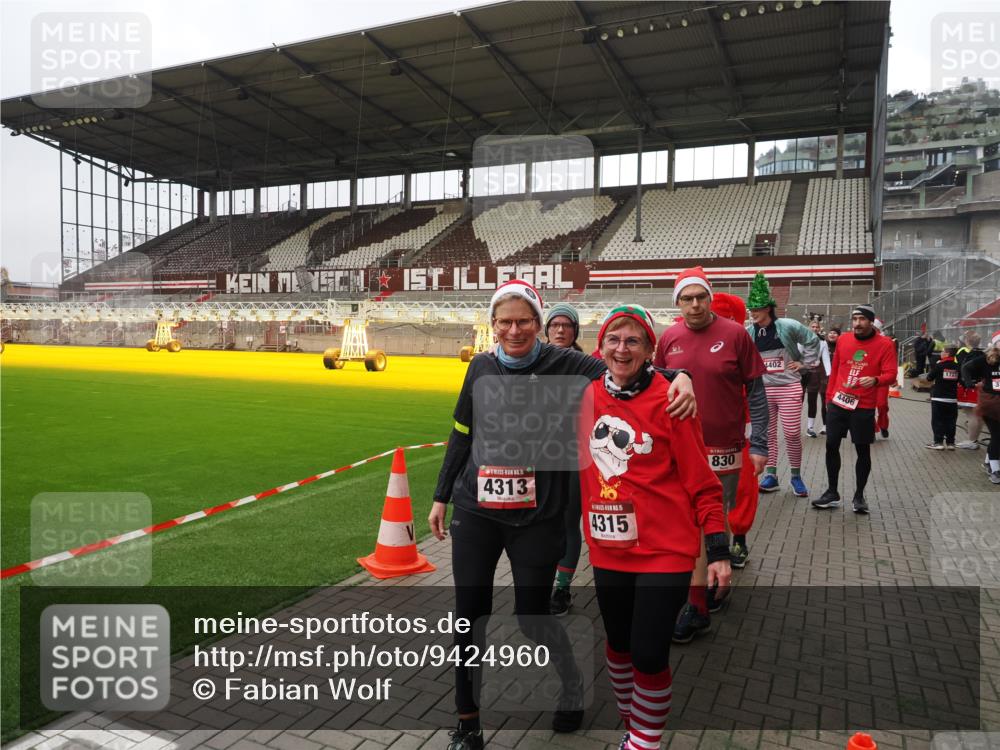 07.12.2025 - St. Pauli X-Mass-Run No. 15 Fabian Wolf http://msf.ph/oto/9424960 07.12.2025 12:10:17 Ziel 1036, 1037, 3374, 3375, 3376 meine-sportfotos.de