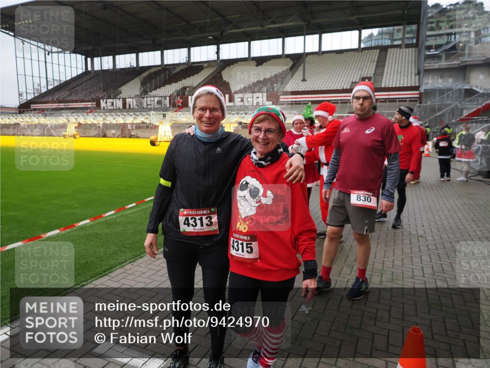 07.12.2025 - St. Pauli X-Mass-Run No. 15 Fabian Wolf http://msf.ph/oto/9424970 07.12.2025 12:10:21 Ziel 1036, 1037, 3374, 3375, 3376 meine-sportfotos.de
