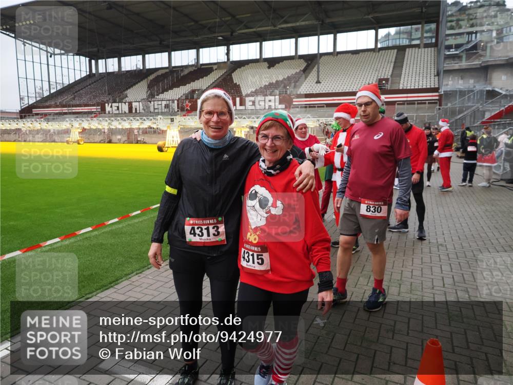 07.12.2025 - St. Pauli X-Mass-Run No. 15 Fabian Wolf http://msf.ph/oto/9424977 07.12.2025 12:10:22 Ziel 1036, 1037, 3374, 3375, 3376, 4833 meine-sportfotos.de