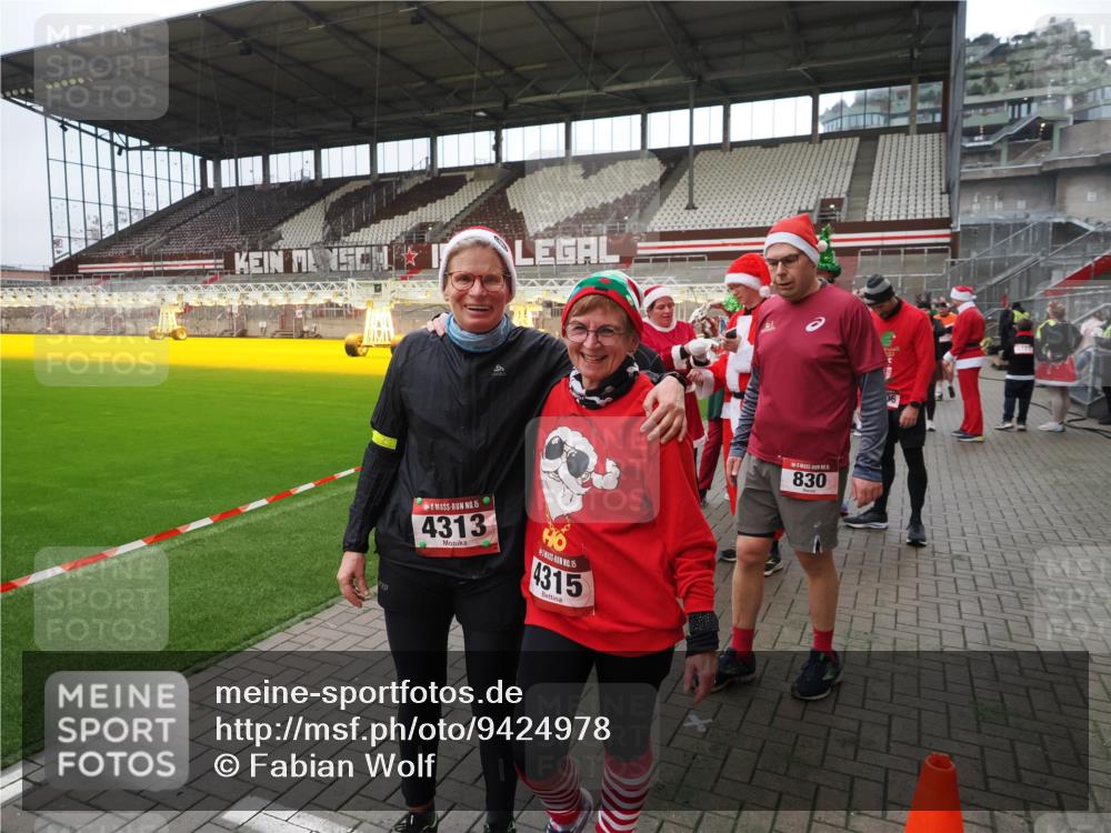 07.12.2025 - St. Pauli X-Mass-Run No. 15 Fabian Wolf http://msf.ph/oto/9424978 07.12.2025 12:10:22 Ziel 1036, 1037, 3374, 3375, 3376, 4833 meine-sportfotos.de