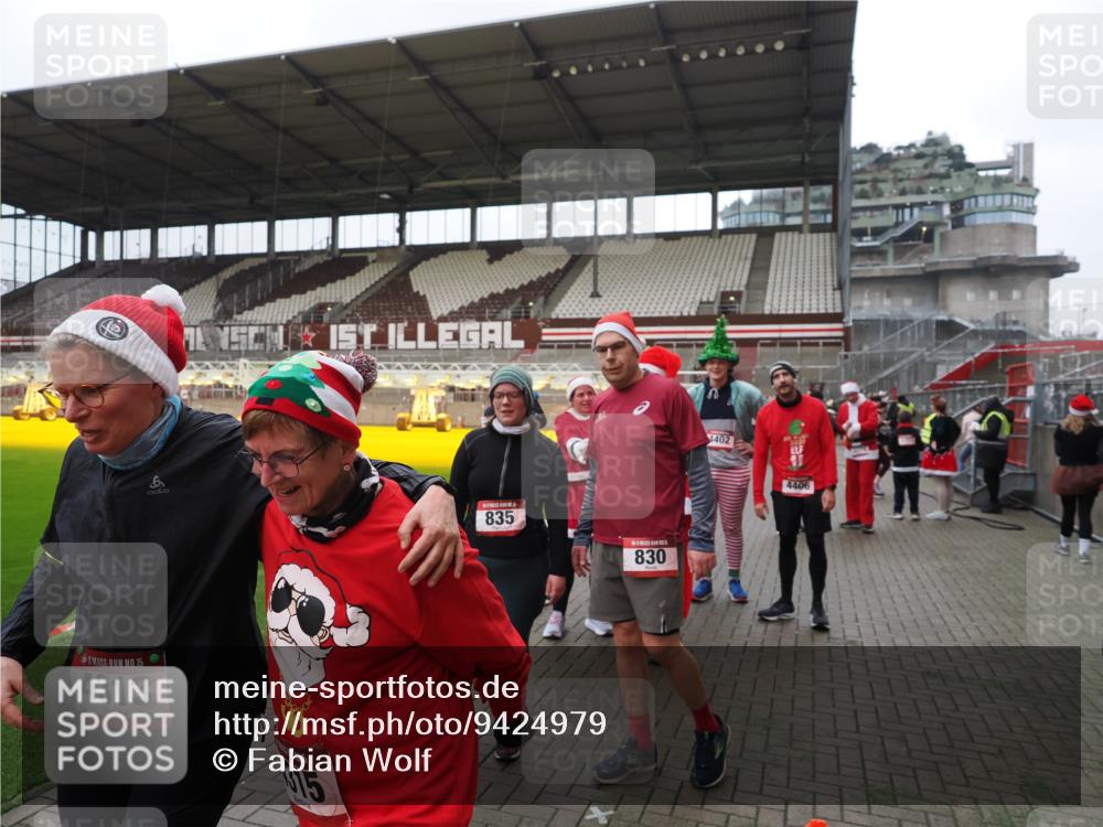 07.12.2025 - St. Pauli X-Mass-Run No. 15 Fabian Wolf http://msf.ph/oto/9424979 07.12.2025 12:10:24 Ziel 1036, 1037, 3374, 3375, 3376, 4745, 4833, 4834 meine-sportfotos.de