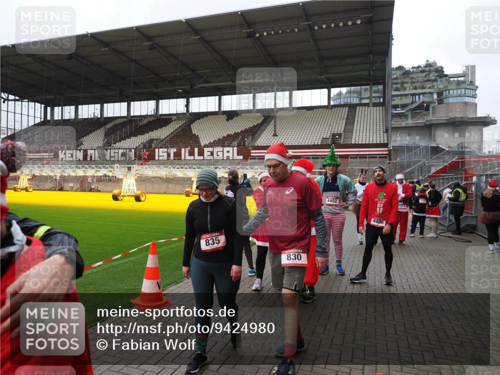 07.12.2025 - St. Pauli X-Mass-Run No. 15 Fabian Wolf http://msf.ph/oto/9424980 07.12.2025 12:10:25 Ziel 1036, 1037, 3374, 3375, 3376, 4745, 4833, 4834 meine-sportfotos.de