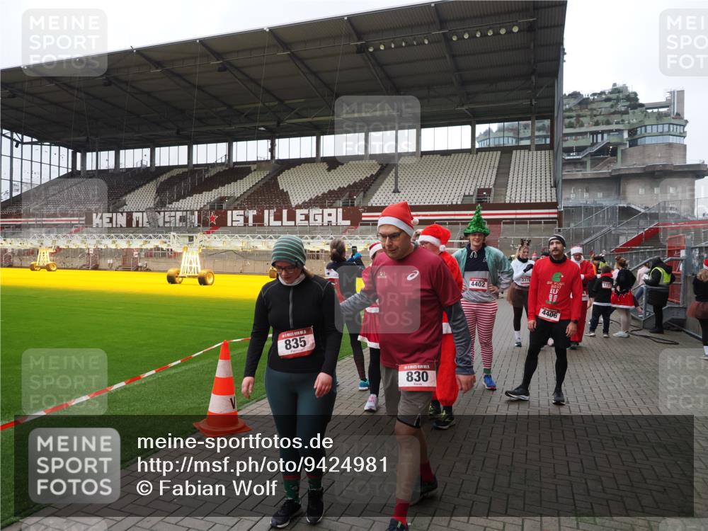 07.12.2025 - St. Pauli X-Mass-Run No. 15 Fabian Wolf http://msf.ph/oto/9424981 07.12.2025 12:10:25 Ziel 1036, 1037, 3374, 3375, 3376, 4745, 4833, 4834 meine-sportfotos.de