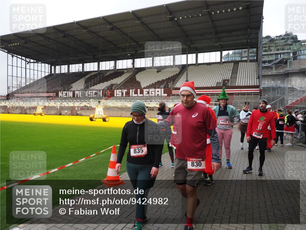 07.12.2025 - St. Pauli X-Mass-Run No. 15 Fabian Wolf http://msf.ph/oto/9424982 07.12.2025 12:10:25 Ziel 1036, 1037, 3374, 3375, 3376, 4745, 4833, 4834 meine-sportfotos.de