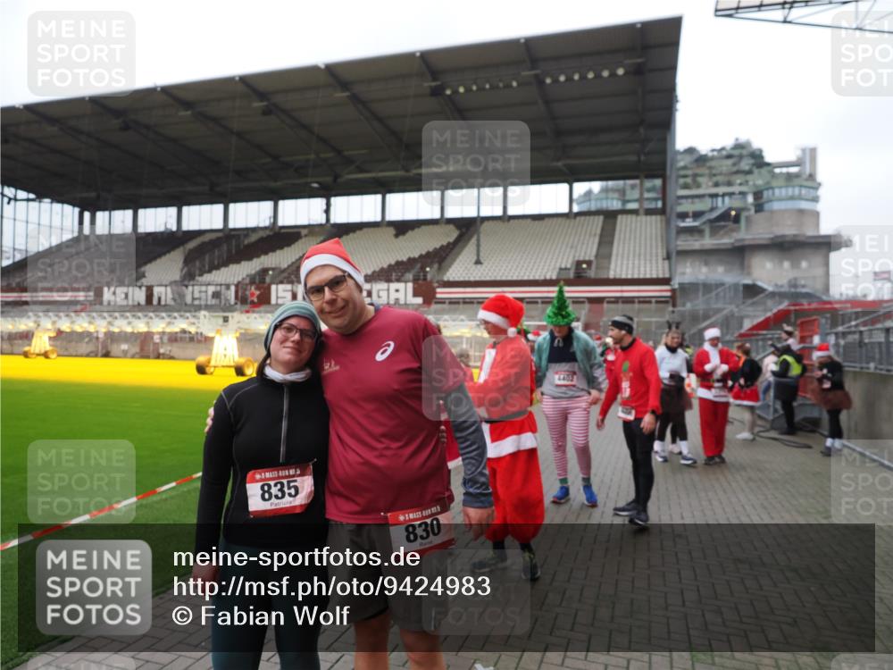 07.12.2025 - St. Pauli X-Mass-Run No. 15 Fabian Wolf http://msf.ph/oto/9424983 07.12.2025 12:10:27 Ziel 1036, 1037, 1728, 1731, 3701, 3840, 3841, 4745, 4826, 4827, 4833, 4834 meine-sportfotos.de