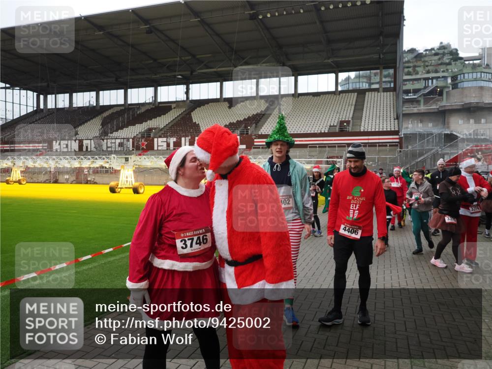 07.12.2025 - St. Pauli X-Mass-Run No. 15 Fabian Wolf http://msf.ph/oto/9425002 07.12.2025 12:10:36 Ziel 208, 223, 224, 1036, 1450, 1728, 1731, 1845, 3701, 3840, 3841, 4257, 4259, 4262, 4280, 4281, 4745, 4826, 4827, 4831, 4833, 4834, 4836 meine-sportfotos.de