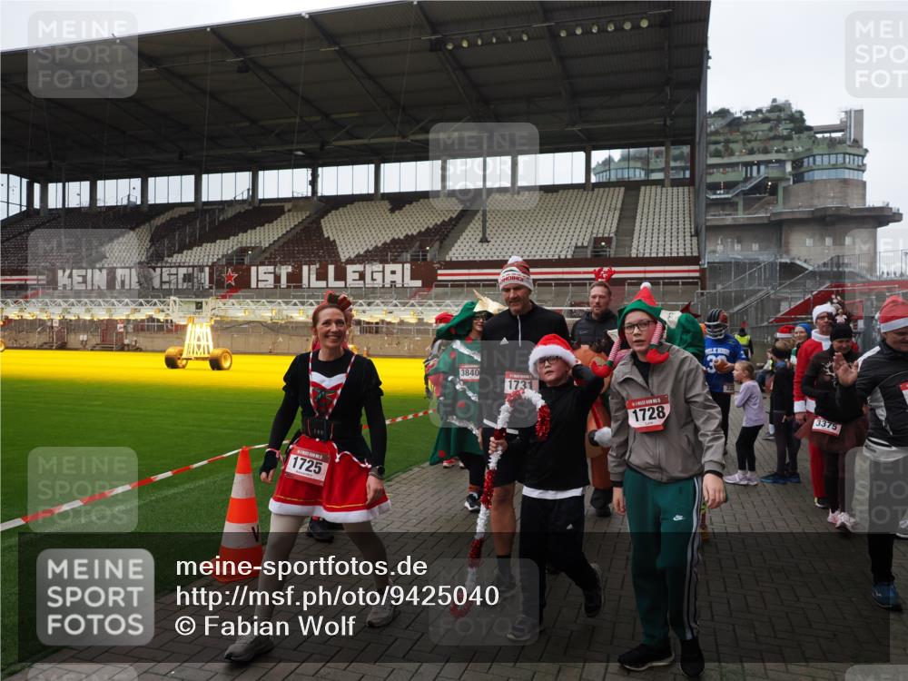 07.12.2025 - St. Pauli X-Mass-Run No. 15 Fabian Wolf http://msf.ph/oto/9425040 07.12.2025 12:10:49 Ziel 208, 223, 224, 1845, 4257, 4280, 4281, 4831 meine-sportfotos.de