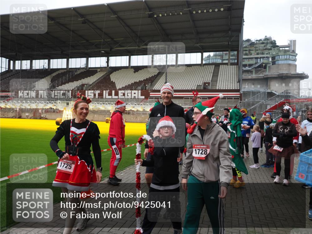 07.12.2025 - St. Pauli X-Mass-Run No. 15 Fabian Wolf http://msf.ph/oto/9425041 07.12.2025 12:10:49 Ziel 208, 223, 224, 1845, 4257, 4280, 4281, 4831 meine-sportfotos.de
