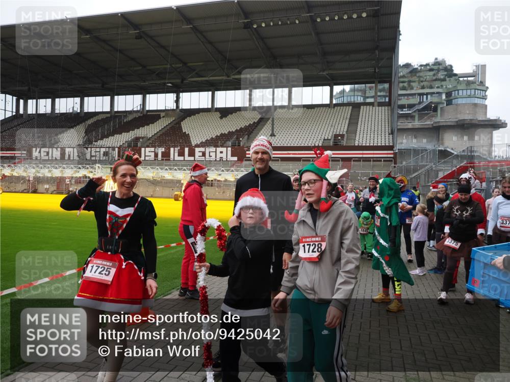 07.12.2025 - St. Pauli X-Mass-Run No. 15 Fabian Wolf http://msf.ph/oto/9425042 07.12.2025 12:10:50 Ziel 208, 223, 224, 1845, 4257, 4280, 4281, 4831 meine-sportfotos.de