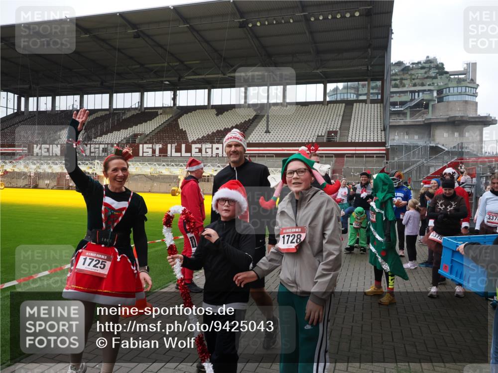 07.12.2025 - St. Pauli X-Mass-Run No. 15 Fabian Wolf http://msf.ph/oto/9425043 07.12.2025 12:10:50 Ziel 208, 223, 224, 1845, 4257, 4280, 4281, 4831 meine-sportfotos.de