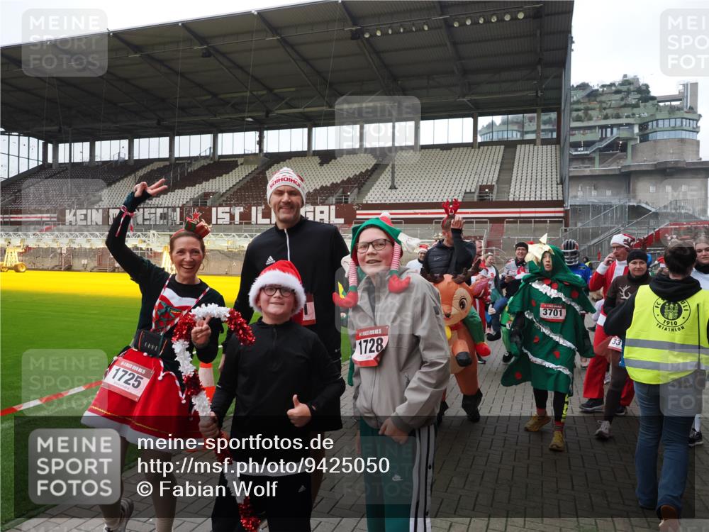 07.12.2025 - St. Pauli X-Mass-Run No. 15 Fabian Wolf http://msf.ph/oto/9425050 07.12.2025 12:10:51 Ziel 208, 223, 224, 1780, 1845, 4257, 4831 meine-sportfotos.de