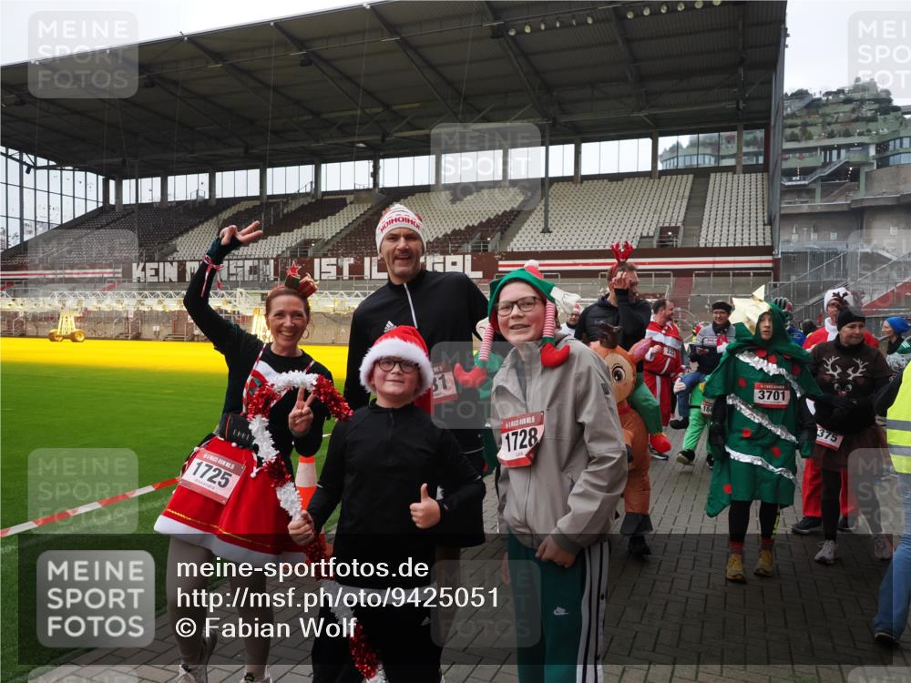 07.12.2025 - St. Pauli X-Mass-Run No. 15 Fabian Wolf http://msf.ph/oto/9425051 07.12.2025 12:10:52 Ziel 208, 223, 224, 1780, 1845, 4831 meine-sportfotos.de