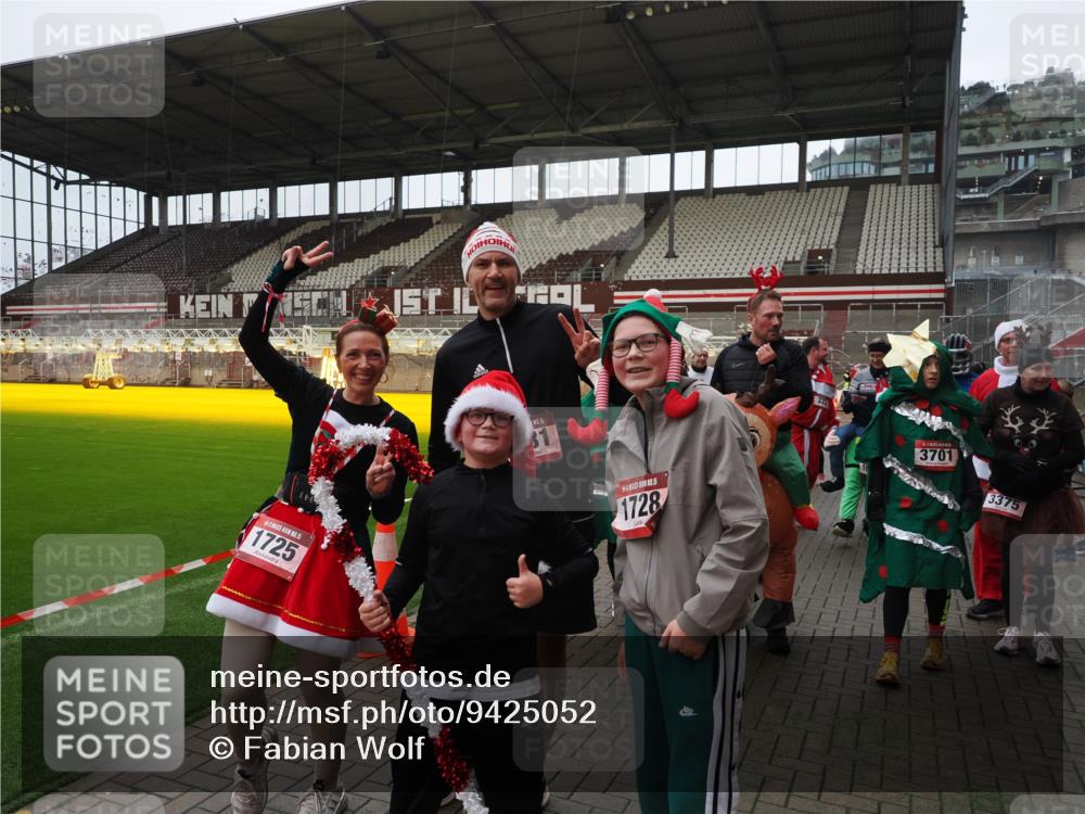 07.12.2025 - St. Pauli X-Mass-Run No. 15 Fabian Wolf http://msf.ph/oto/9425052 07.12.2025 12:10:52 Ziel 208, 223, 224, 1780, 1845, 4831 meine-sportfotos.de