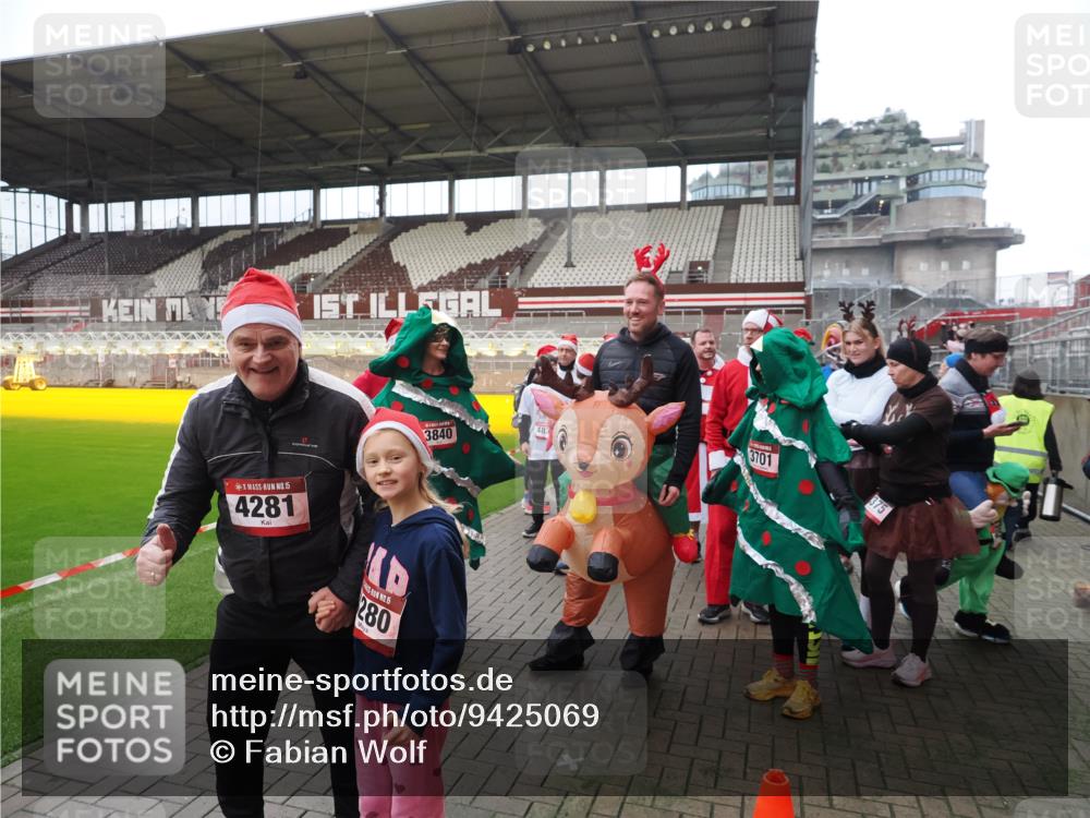 07.12.2025 - St. Pauli X-Mass-Run No. 15 Fabian Wolf http://msf.ph/oto/9425069 07.12.2025 12:10:59 Ziel 1780 meine-sportfotos.de