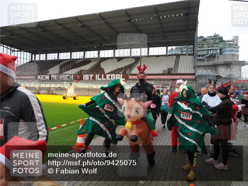 07.12.2025 - St. Pauli X-Mass-Run No. 15 Fabian Wolf http://msf.ph/oto/9425075 07.12.2025 12:11:03 Ziel 1780, 4398, 4400 meine-sportfotos.de