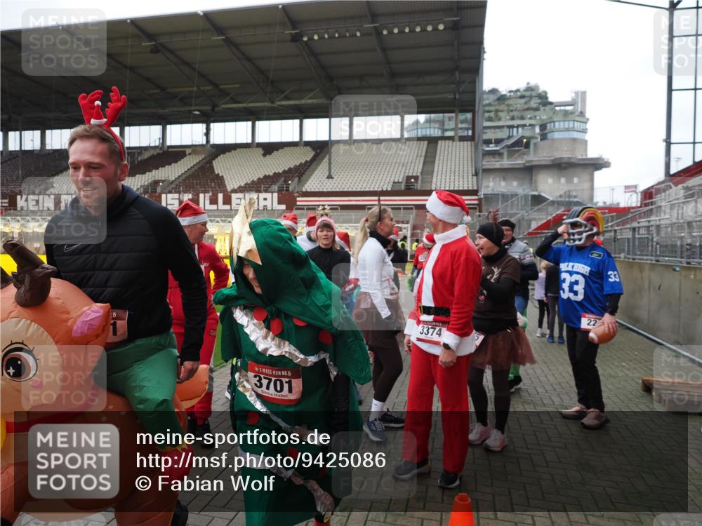07.12.2025 - St. Pauli X-Mass-Run No. 15 Fabian Wolf http://msf.ph/oto/9425086 07.12.2025 12:11:09 Ziel 1780, 4398, 4400 meine-sportfotos.de