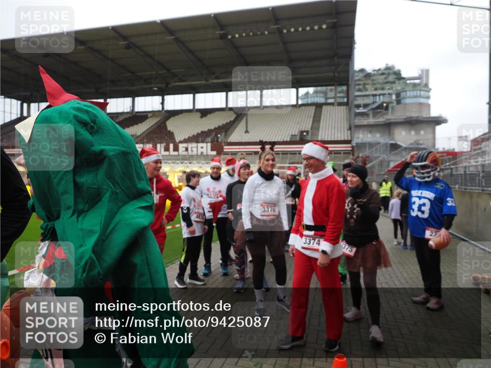07.12.2025 - St. Pauli X-Mass-Run No. 15 Fabian Wolf http://msf.ph/oto/9425087 07.12.2025 12:11:10 Ziel 1780, 4398, 4400 meine-sportfotos.de