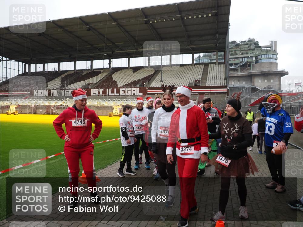 07.12.2025 - St. Pauli X-Mass-Run No. 15 Fabian Wolf http://msf.ph/oto/9425088 07.12.2025 12:11:11 Ziel 1780, 4398, 4400 meine-sportfotos.de