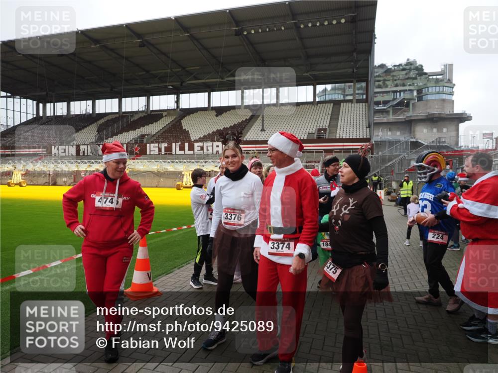 07.12.2025 - St. Pauli X-Mass-Run No. 15 Fabian Wolf http://msf.ph/oto/9425089 07.12.2025 12:11:11 Ziel 1780, 4398, 4400 meine-sportfotos.de