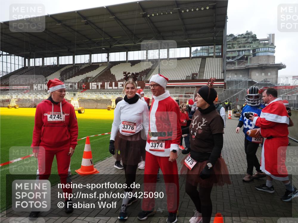 07.12.2025 - St. Pauli X-Mass-Run No. 15 Fabian Wolf http://msf.ph/oto/9425090 07.12.2025 12:11:12 Ziel 4398, 4400 meine-sportfotos.de