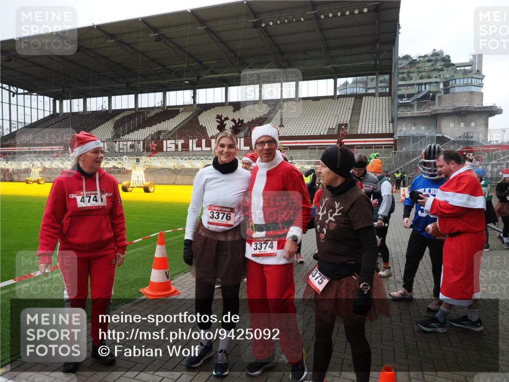 07.12.2025 - St. Pauli X-Mass-Run No. 15 Fabian Wolf http://msf.ph/oto/9425092 07.12.2025 12:11:12 Ziel 4398, 4400 meine-sportfotos.de